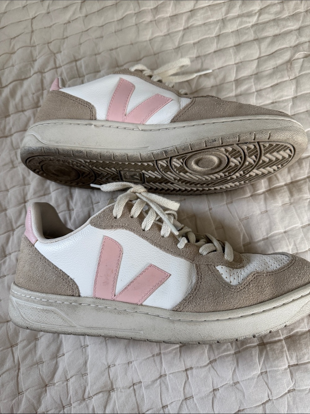 Veja Sneakers  Suede & Leather in Pink and Cream 40